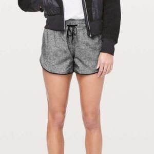 Lululemon reversible women’s running shorts Heather gray and solid black size 6